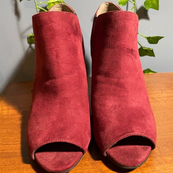 SUEDE BURGUNDY HEELS - Picture 2 of 4